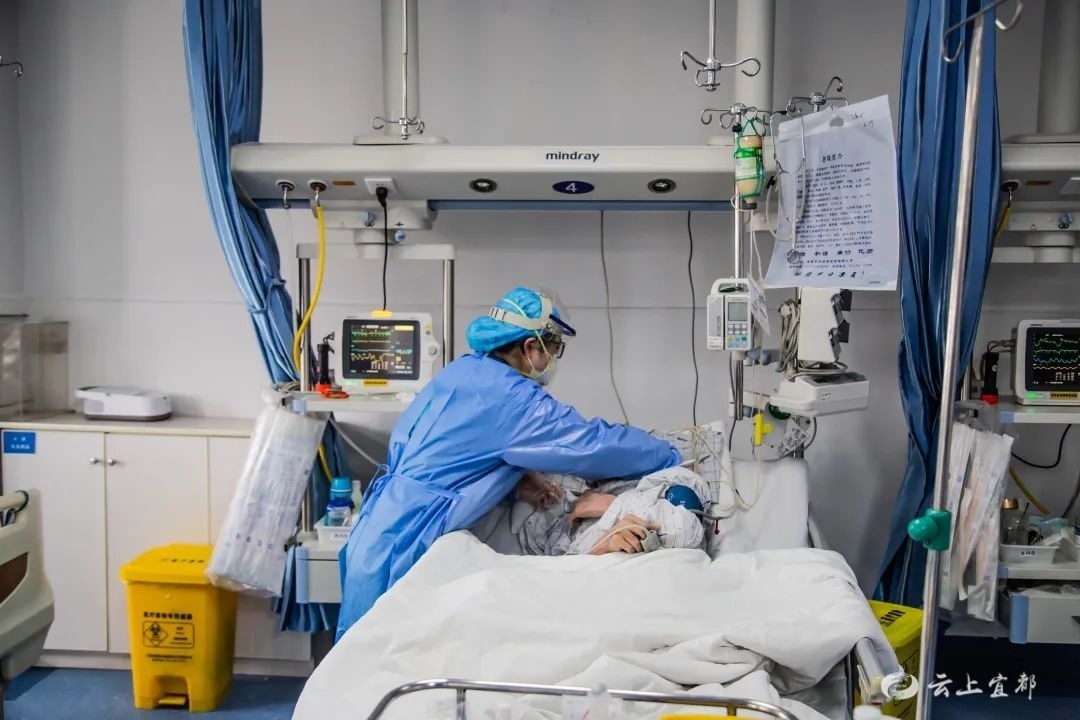 广州：近期发热门诊日均就诊5万人，正扩大ICU床位和抗原试剂产能