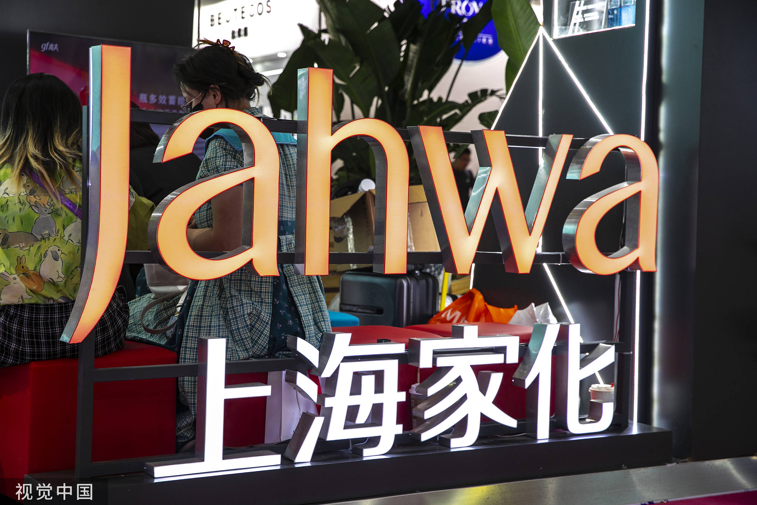 友宝在线：转变经营模式背后营收或“徘徊不前” 关联方贡献超2亿元收入