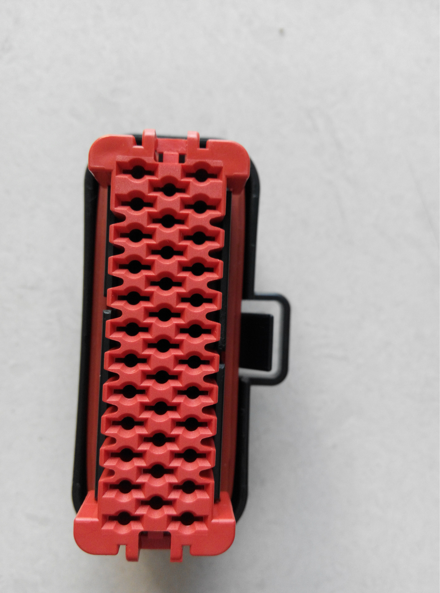 鼎通科技：公司目前生产的通讯连接器产品主要供给安费诺、莫仕和泰科等世界知名连接器企业