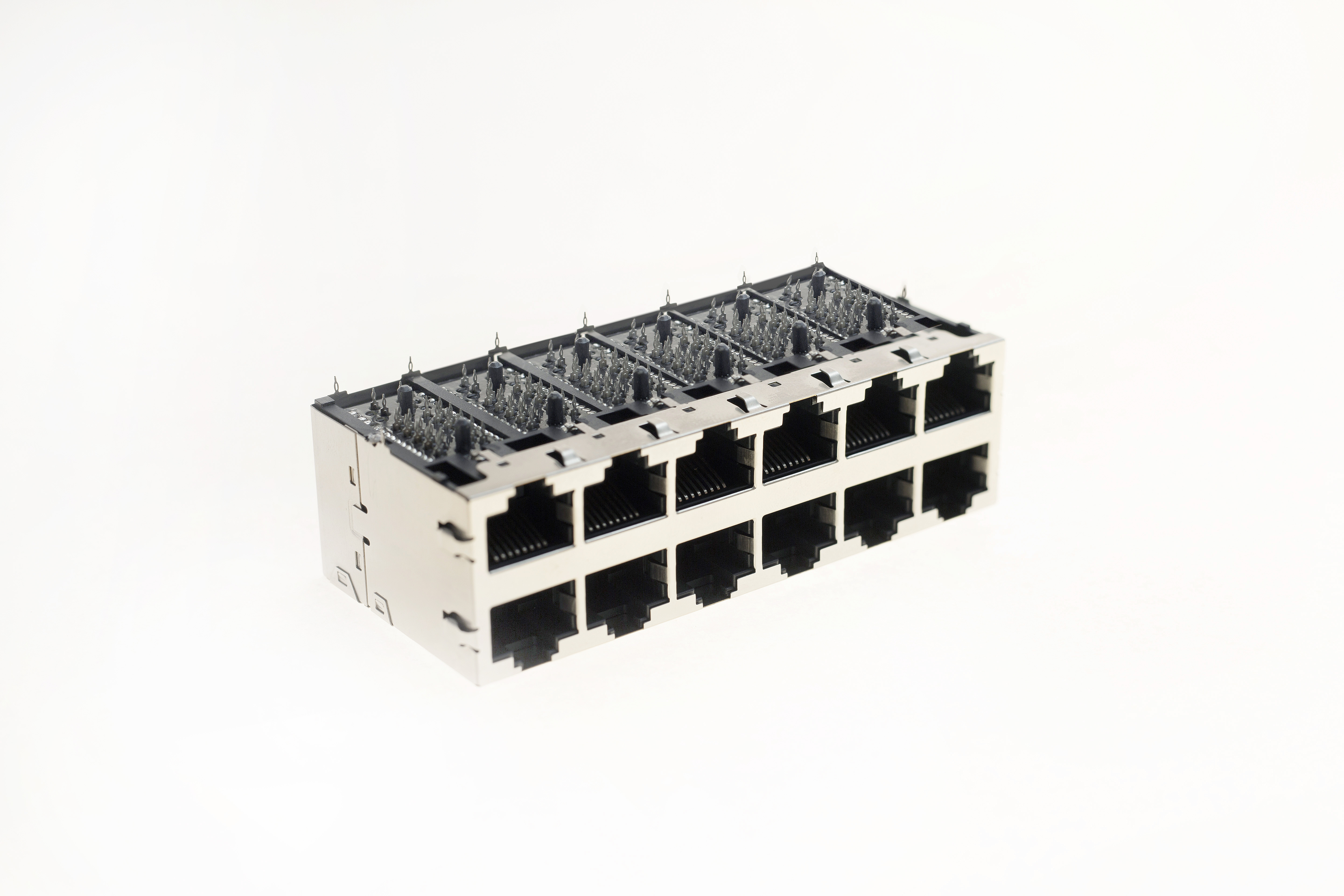 鼎通科技：公司目前生产的通讯连接器产品主要供给安费诺、莫仕和泰科等世界知名连接器企业