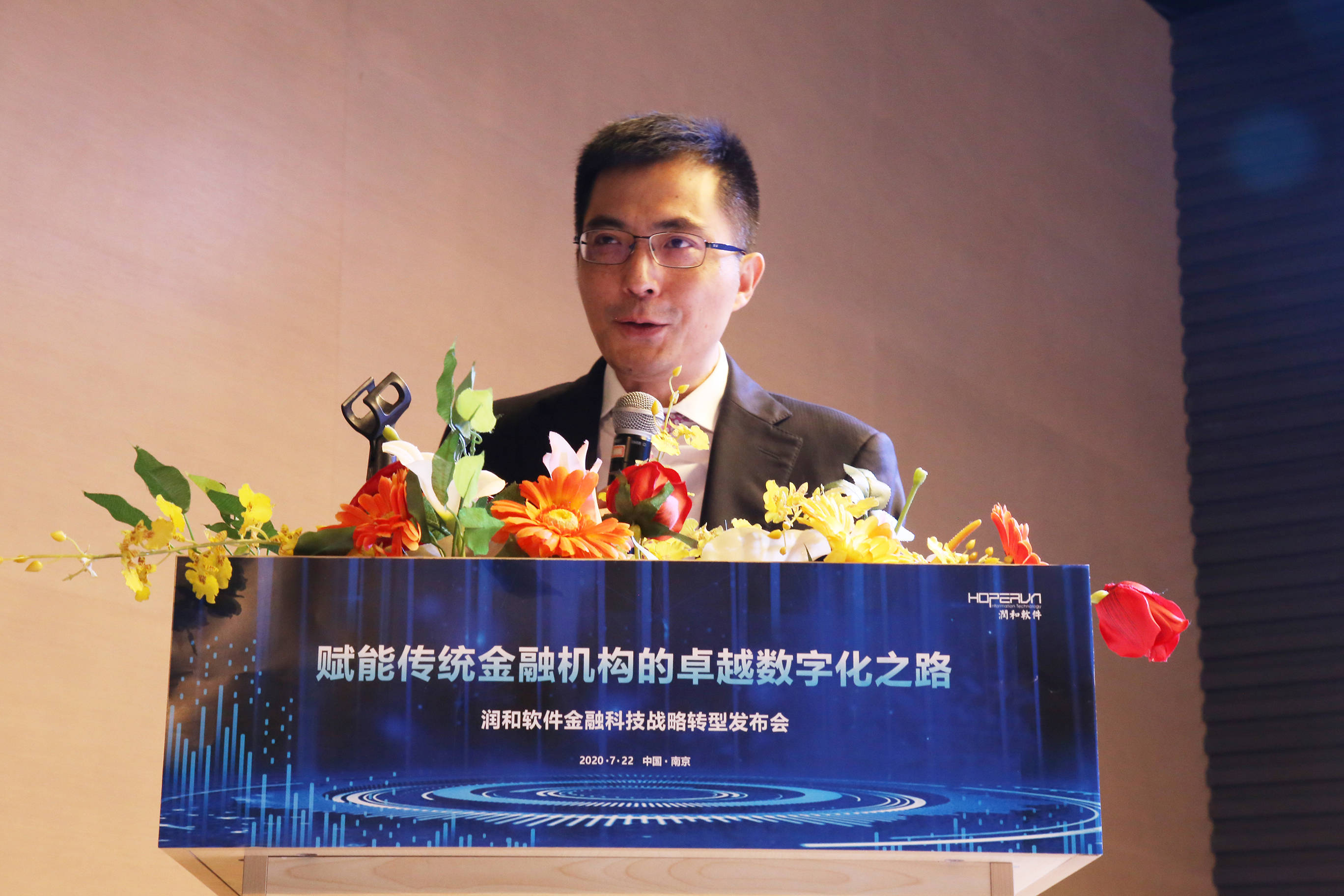 润和软件：目前公司已携手�N腾推出了IntelliCore AI解决方案一体机