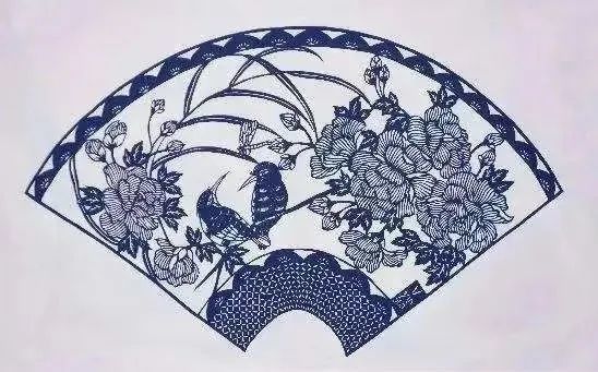 七匹狼：本次走秀多彩世遗系列正是汲取非遗砖雕、花砖、簪花元素传承东方文化之美