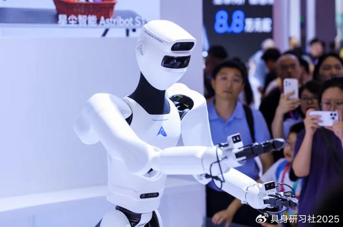 电子：WRC 2025聚焦（3）：全球机器人产业进入智能化+可持续双驱动阶段，实体AI与行业多元化将成未来十年主线