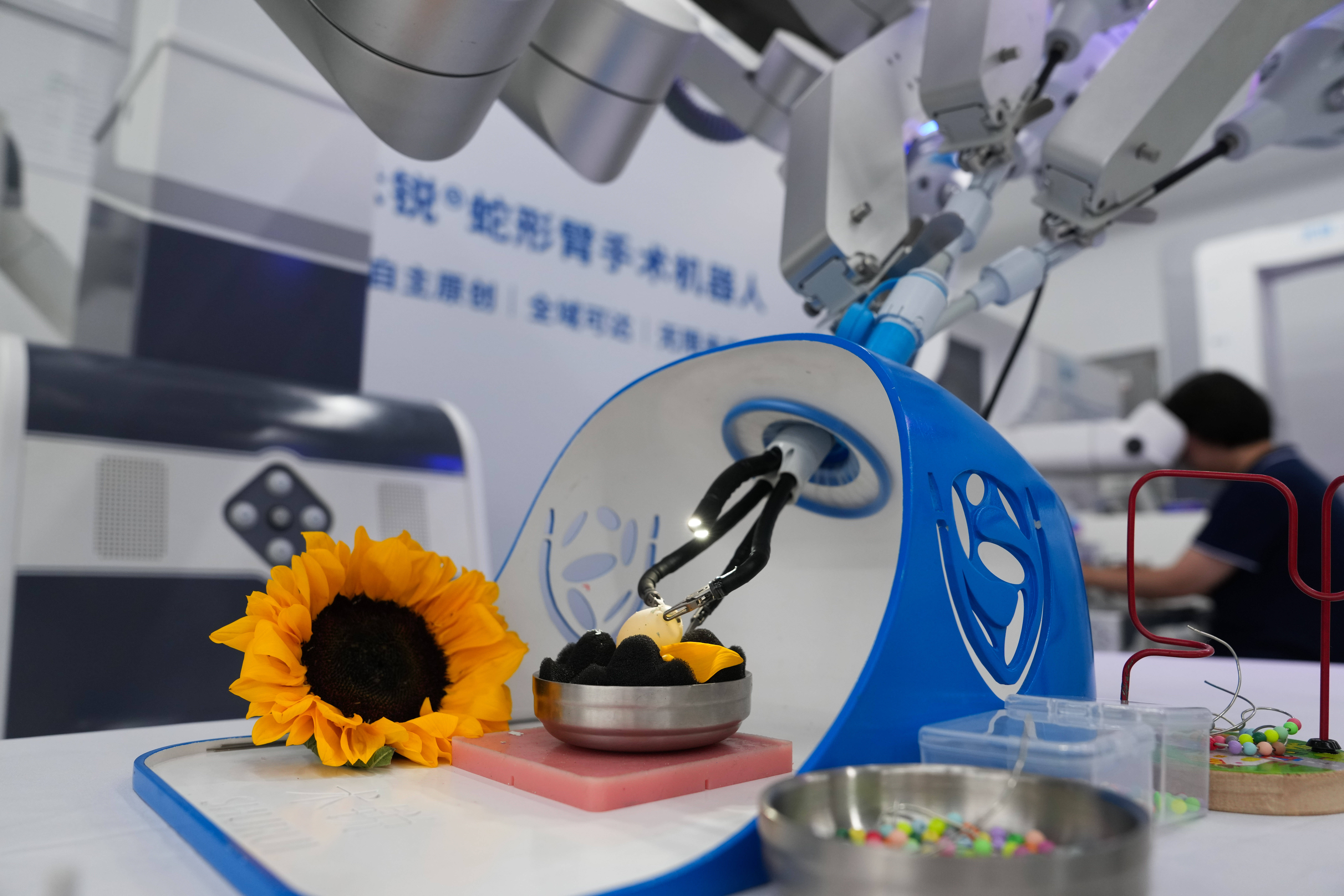 机械设备行业简评：创新成果亮相展会，机器人产业加速场景落地