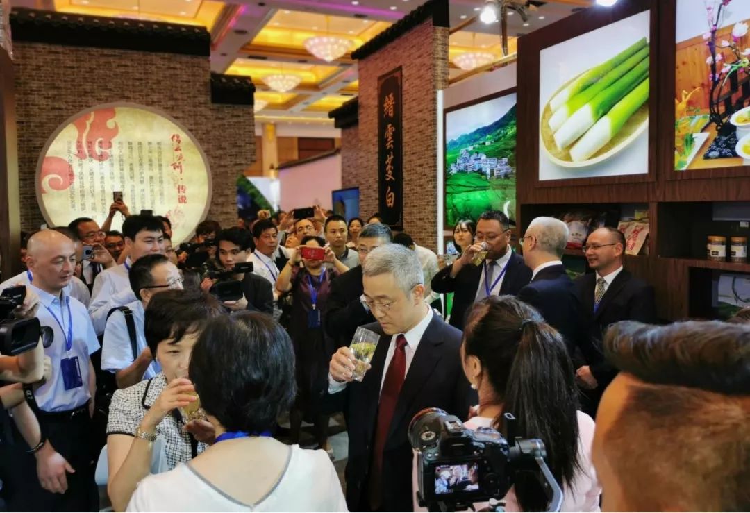 民政部副部长胡海峰答每经问:过去这几年,我国推进整治“僵尸型”社会组织7.5万家
