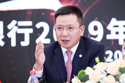 中报现场 | 上半年净亏损收窄 亚振家居董事长高伟：将立足主业并寻找合适的投资机会