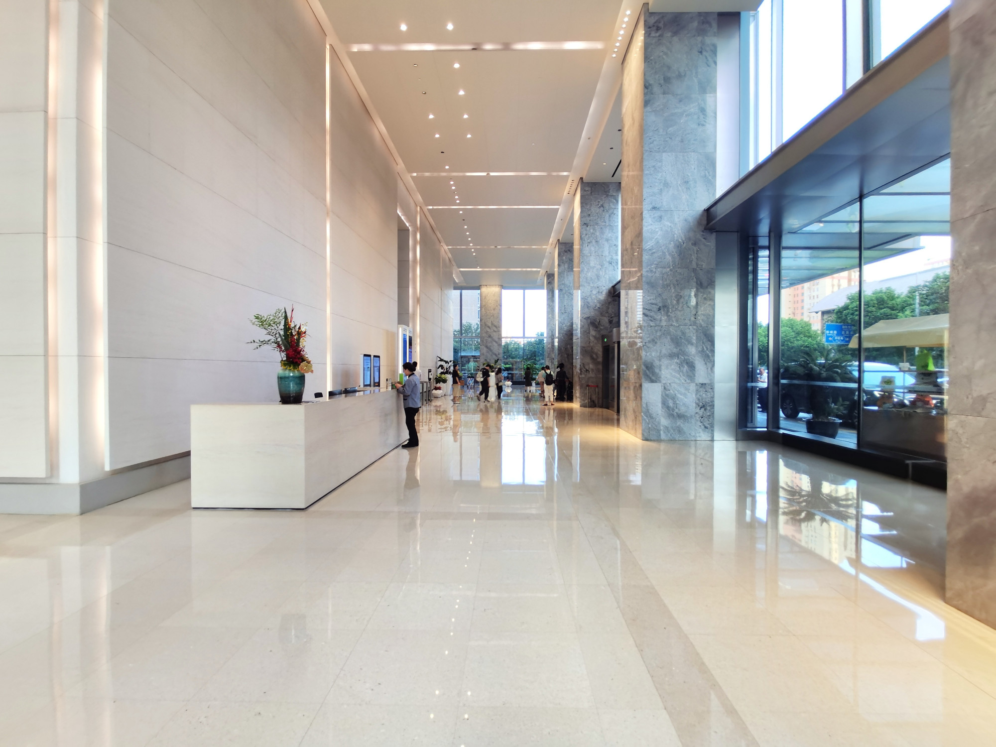 中国人寿海外公司参与重大项目投资，支持香港金融中心发展